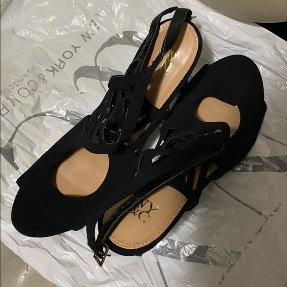 New York and company heels - Picture 3 of 3